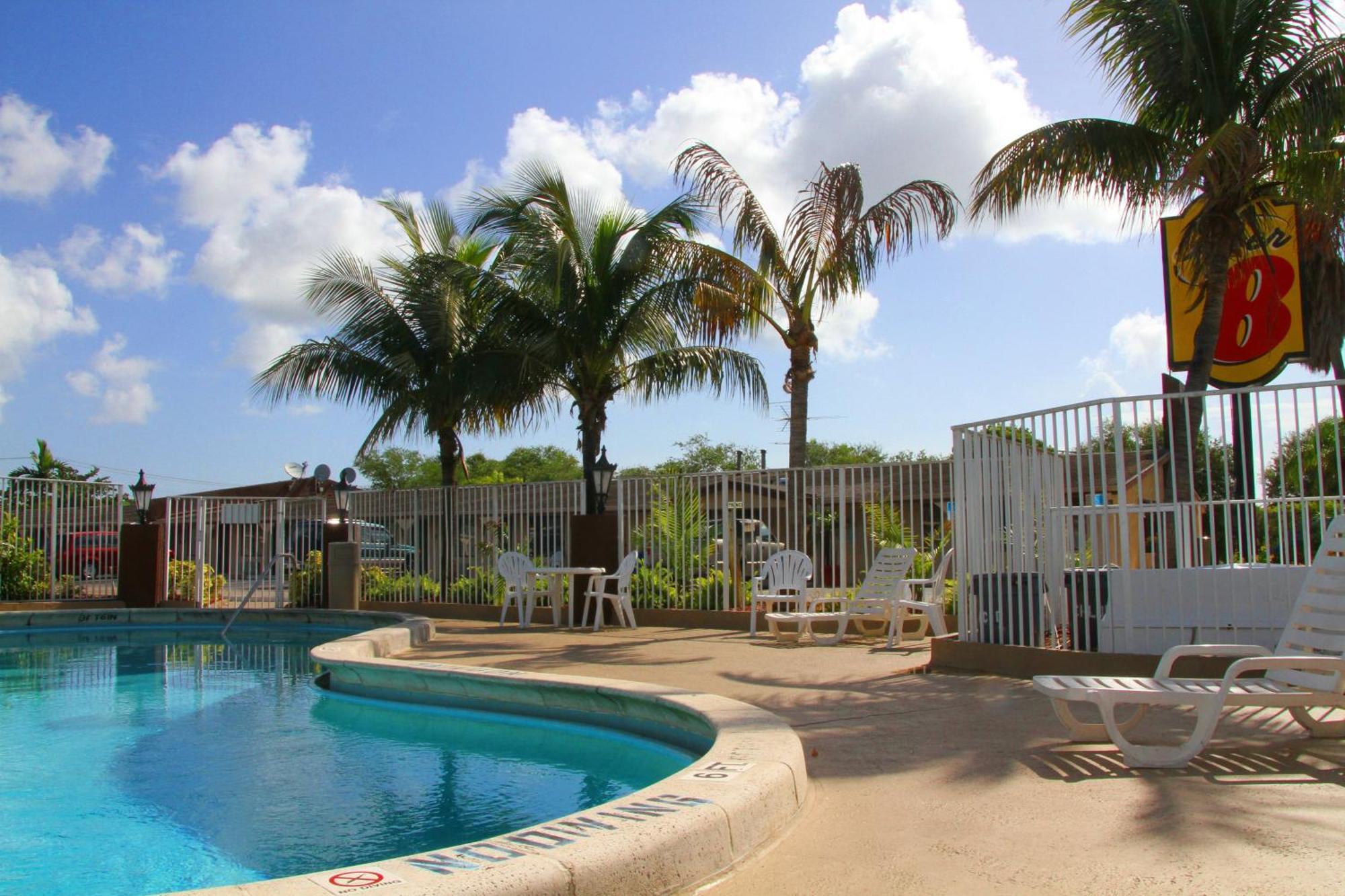 Super 8 By Wyndham Lantana West Palm Beach מראה חיצוני תמונה